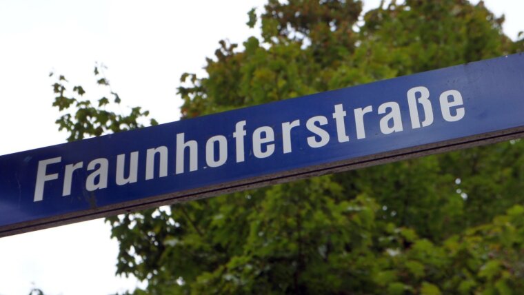 Straßenschild mit dem Namen Fraunhoferstraße in Jena